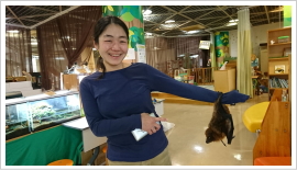 画像:西澤 真樹子(普及教育事業・東北支援事業 担当、なにわホネホネ団団長、大阪市立自然史博物館友の会評議員)